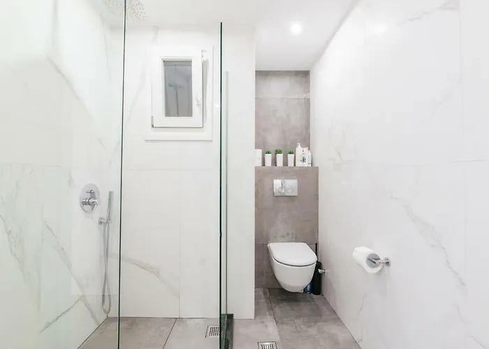 Modern White Tower Apartamento